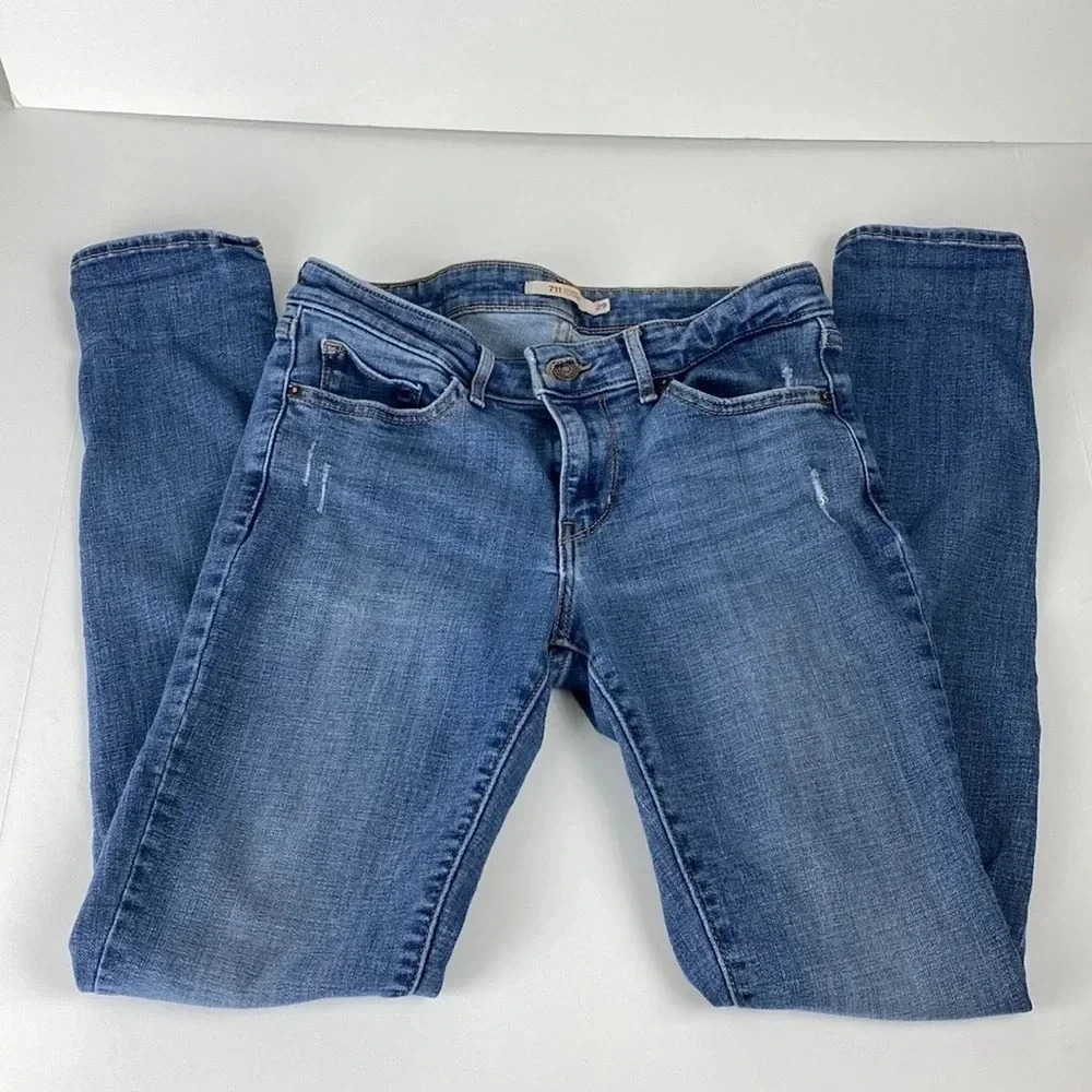 Levi’s 711 medium wash blue casual denim  skinny jeans size 29